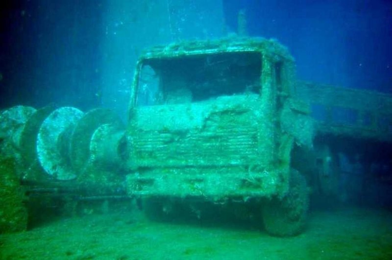 Как выглядят грузовики, спустя 40 лет после кораблекрушения парома в Средиземном море