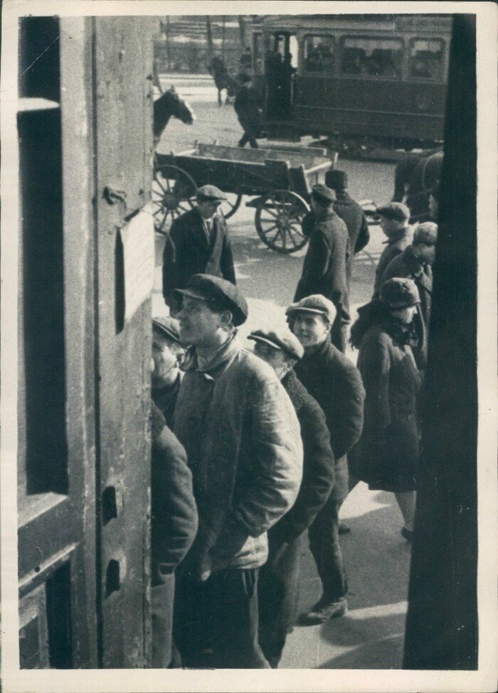 1929 года. Прохожие рассматривают плакаты в Ленинграде.