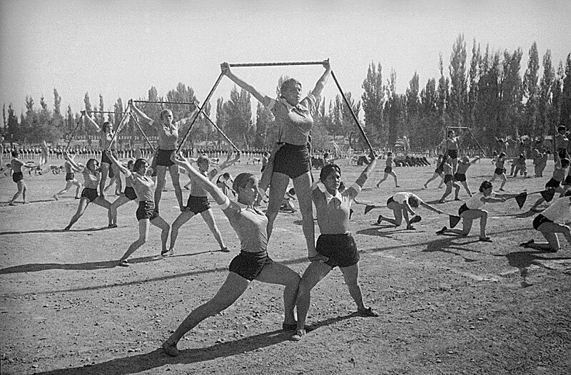 Девушки-гимнастки из физкультурного резерва во время показательных выступлений. Снимок Макса Захаровича Пенсона, фотокорреспондента газеты «Советский Восток», 1930-е годы.