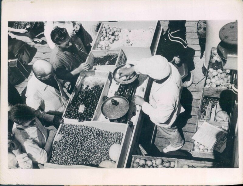 1936 год. Крестьяне торгуют на рынке.
