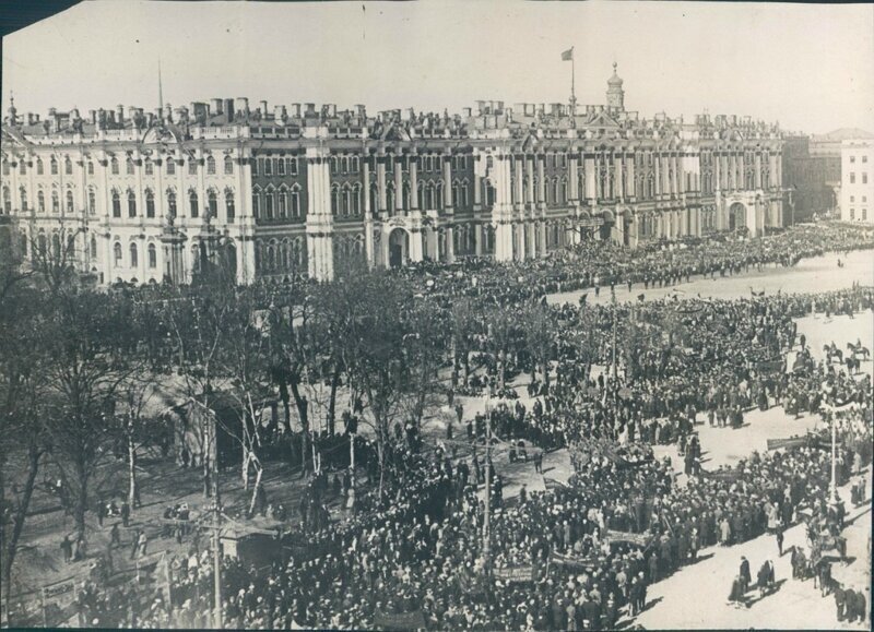 7 ноября 1928 год. Празднование 11-й годовщины революции на площади Урицкого в Ленинграде.