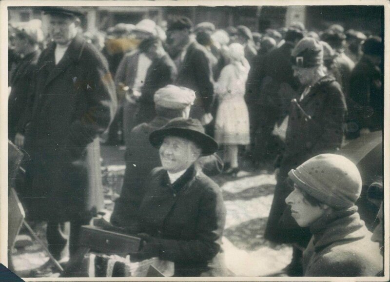 Женщина на московском рынке продает свои фамильные драгоценности. 1920-е