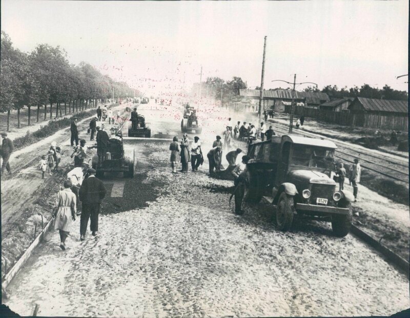 Покрытие асфальтом Ленинградского шоссе в Москве. 1931 год.