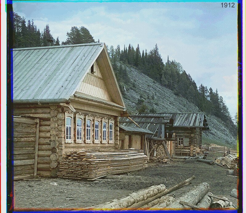С. М. Прокудин-Горский. Крестьянская изба в деревне Мартьяновой. 1912 и 100 лет спустя.
