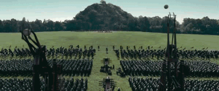 В фэнтези и фильмах о средневековье всякий раз, когда на поле битвы есть осадные орудия, то они делают один выстрел, после чего командир кричит "В атаку!" 