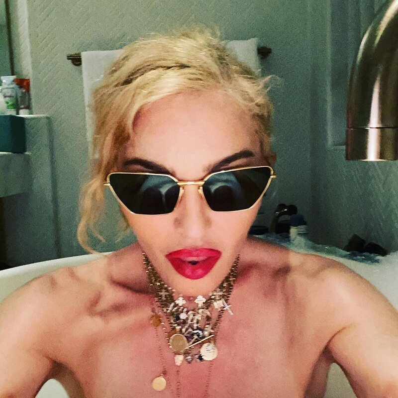 Мадонна выложила снимок в прозрачном белье, и фанаты певицы решили, что ей пора на пенсию
