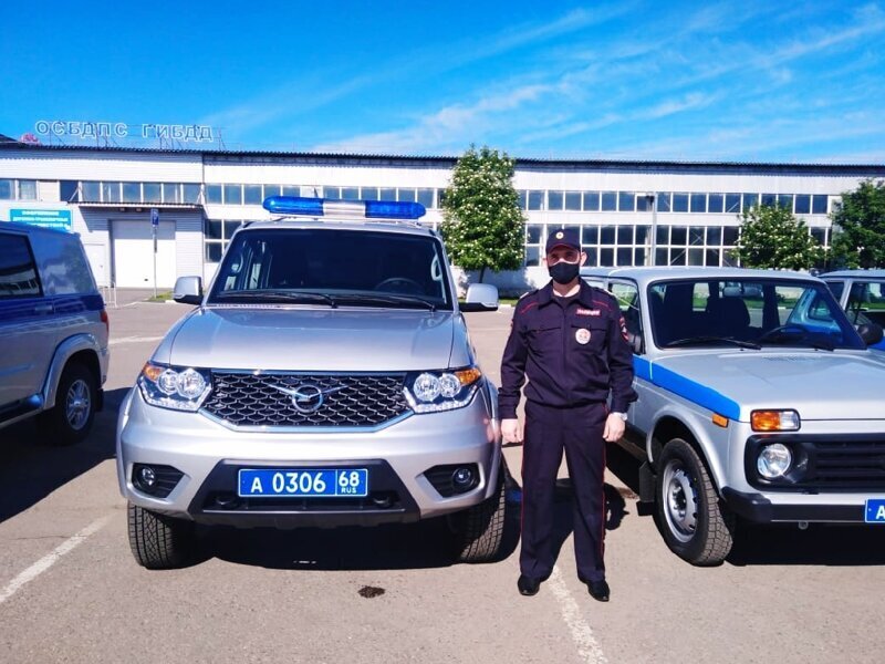 Полицейским Тамбовской области вручили ключи от новых автомобилей