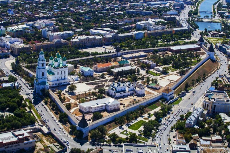 Астраханский кремль (в детстве мы-мальчишки, живущие поблизости, здесь облазили все стены, играли в футбол на поле, трескали детские орехи)
