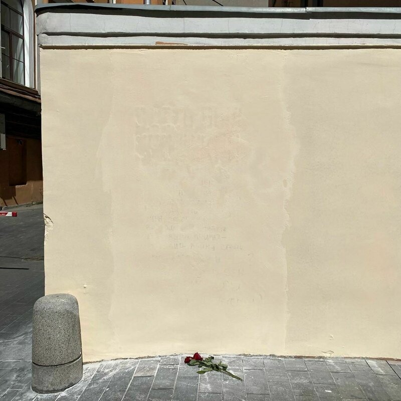 На месте закрашенного граффити с изображением Бродского в Петербурге стали писать стихи