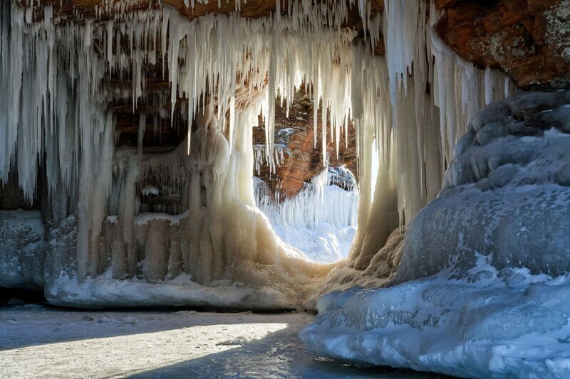 Национальном озере Апостолов. Здесь есть ледяные пещеры. (Фото Bryan Neuswanger):
