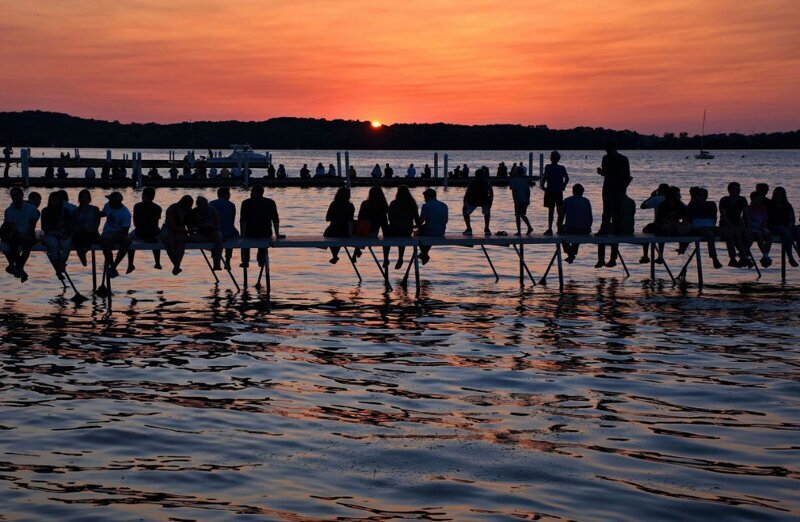 На берегу озера Мендота. (Фото Raymond Deleon):