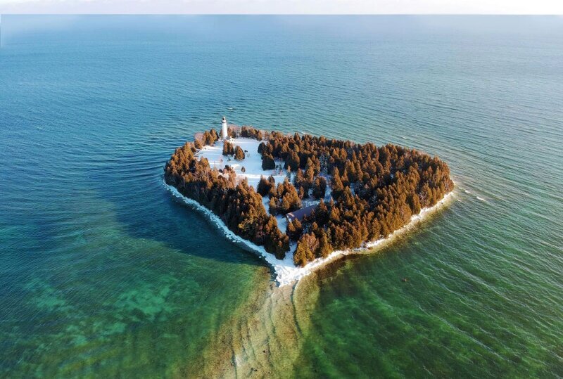 Островок с маяком. (Фото Lanzabananza):