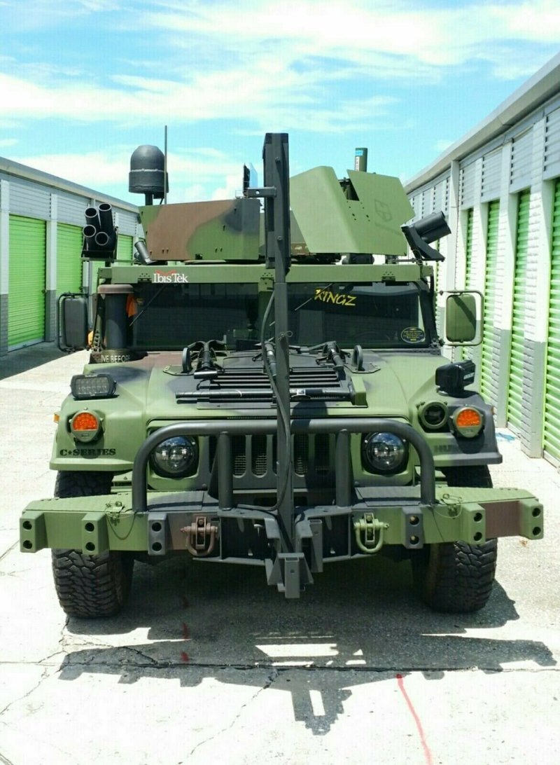 Бронированный армейский внедорожник AM General Humvee с муляжом пулемёта