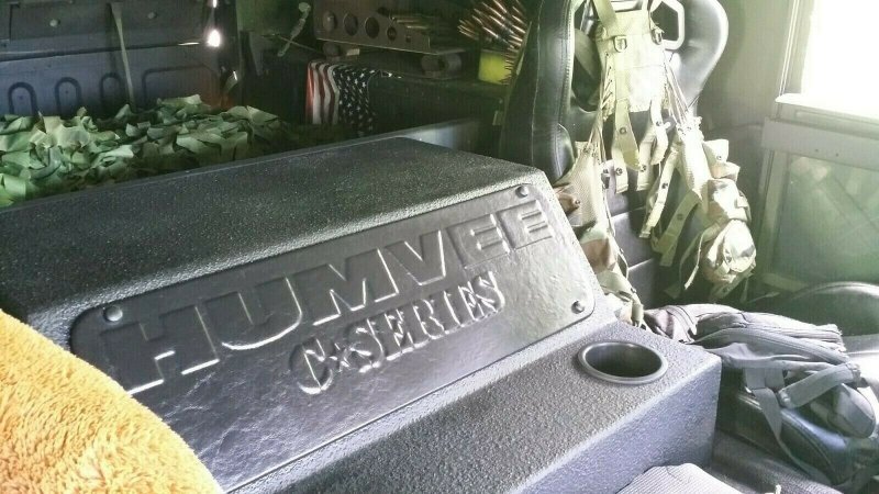 Бронированный армейский внедорожник AM General Humvee с муляжом пулемёта