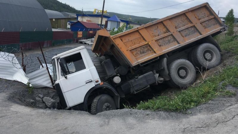 Нелепая смерть: в Челябинской области водитель погиб под колёсами собственного грузовика