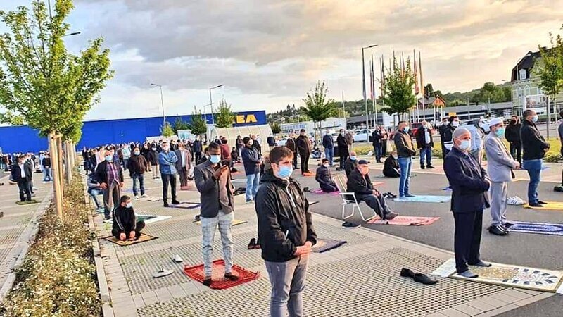 Видео: сотни мусульман собрались на парковке IKEA для молитвы