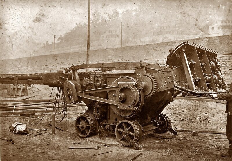 Машина, применявшаяся в угольных шахтах для добычи и погрузки угля на вагонетки. В описании упомянуто, что с 3 операторами выполняла работу 50 человек. Гэри (штат Западная Вирджиния, США), сентябрь 1908 года.