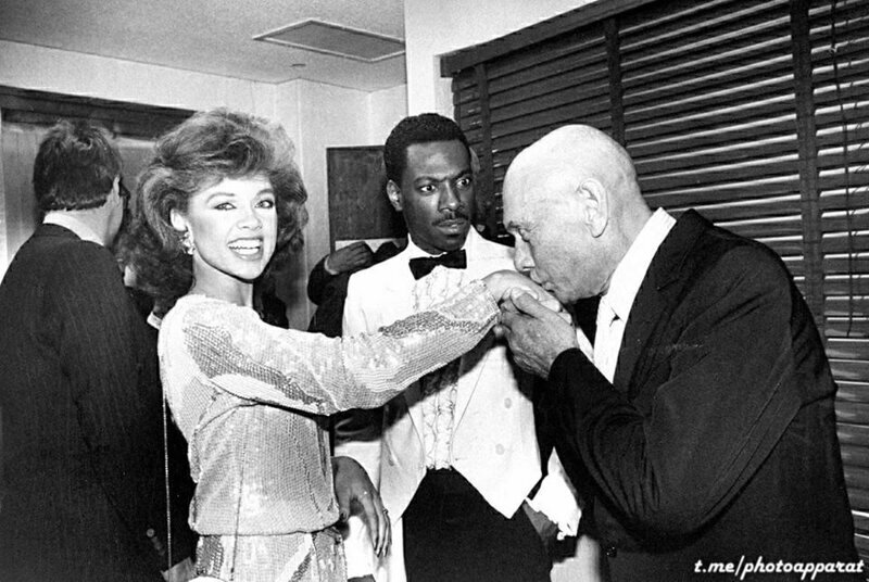 Актёр Юл Бриннер целует руку Мисс Америке Ванессе Уильямс, США, 1984 год.
