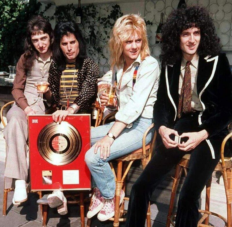 Июнь 1976 года Куинн получает «Золотой диск» за «Богемскую рапсодию»