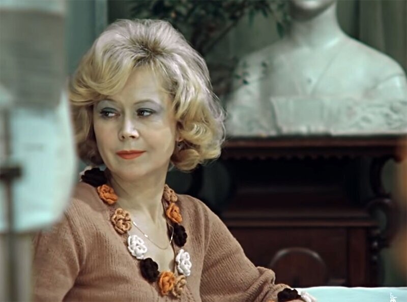 Узнаваемой на всю страну её сделали роли в комедиях Эльдара Рязанова через 30 лет.