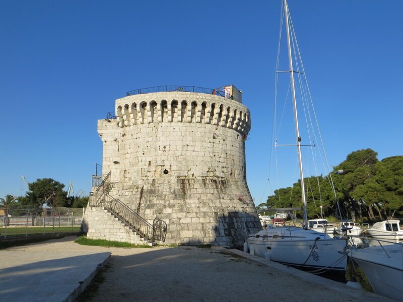 Башня стоит на самом краю канала, отделяющего островную часть города от материковой. А сама башня была соединена с крепостью.