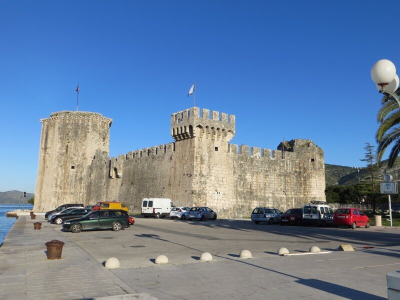 Одна из главных достопримечательностей города - крепость Камерленго в западной части острова.
