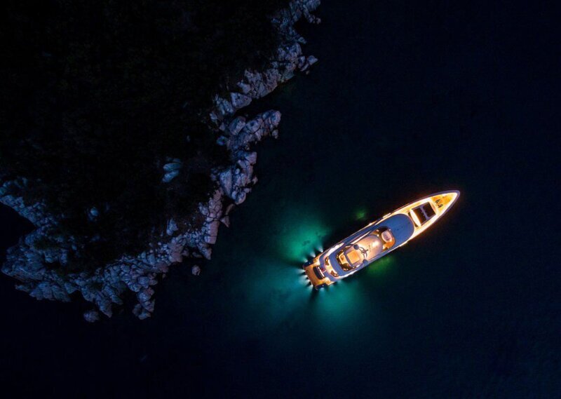 Море и яхта ночью: