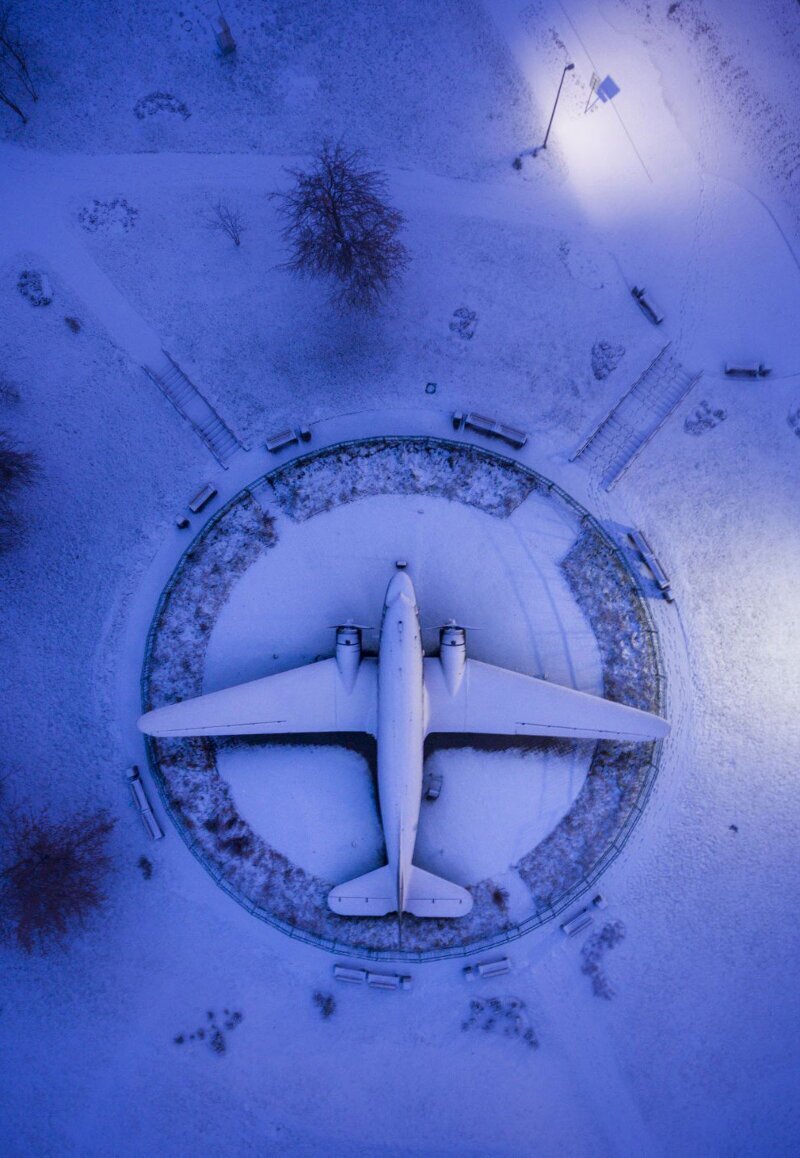 Самолет Второй мировой войны под снегом в музее в Беларуси: