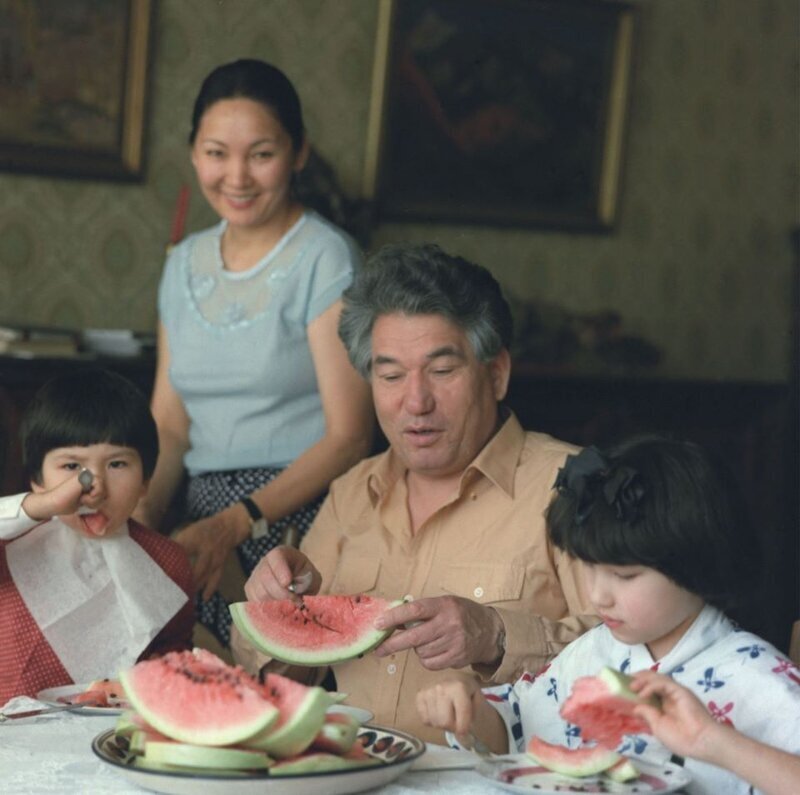 Чингиз Айтматов со своей семьей: жена Мария, дочь Ширин, 8 лет, и сын Эльдар, 6 сентября 1985