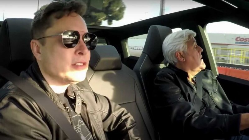 Пробный тест-драйв: Джей Лено вместе с Илоном Маском прокатился на Tesla Cybertruck
