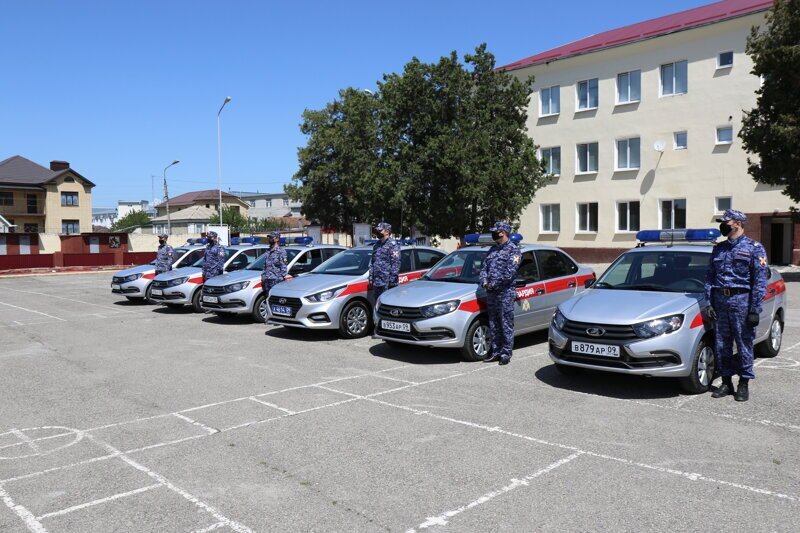 В Карачаево-Черкесии росгвардейцам вручили ключи от новых служебных автомобилей