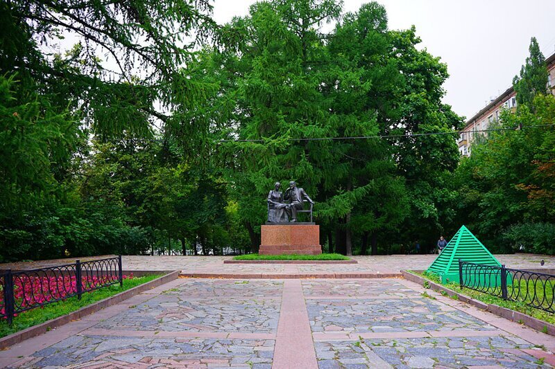 В России всего 4 памятника Ленину с Крупской, а Ленину с Горьким в 5 раз больше