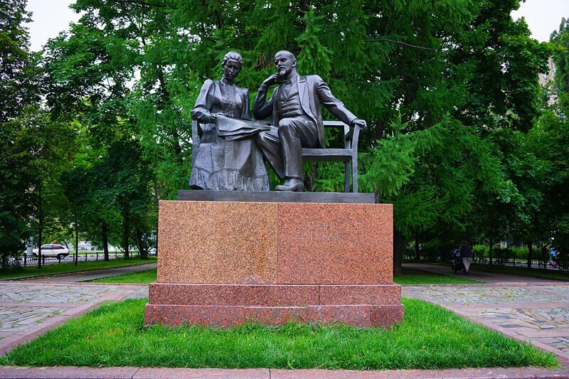 В России всего 4 памятника Ленину с Крупской, а Ленину с Горьким в 5 раз больше