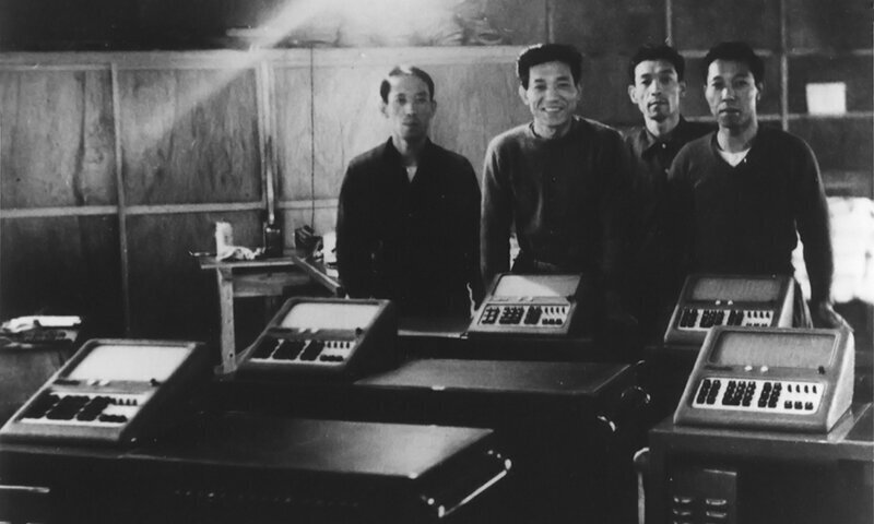 Братья Касио и их первые электрические калькуляторы, 1957 год, Токио.