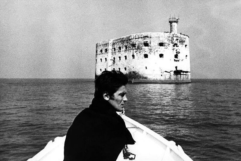 Ален Делон по пути в форт Боярд на съемках фильма "Искатели приключений", 1966 год, Франция