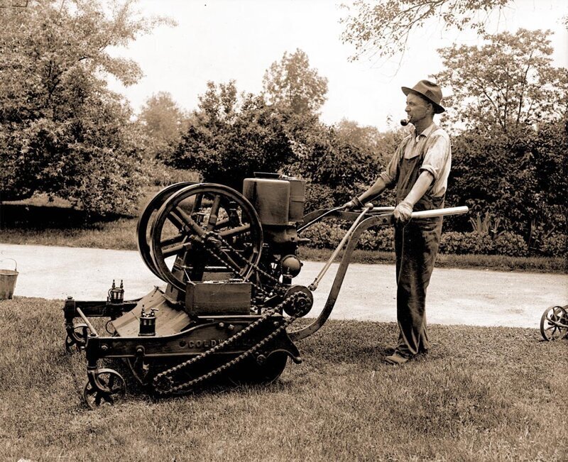 18 мая 1830 года в США начато промышленное производство первых газонокосилок.