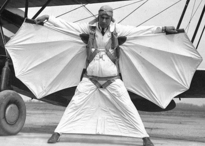 Клем Сон на авиашоу в самодельном вингсьюите, в котором он будет совершать прыжок с высоты 6000 метров (парашют раскроется на высоте 300 метров). Аэропорт Хэнворт, Англия, 1936.