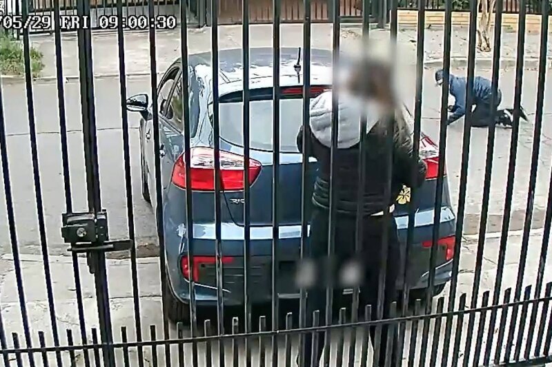 Женщина-полицейский применила оружие, чтобы отпугнуть налетчиков пытавшихся угнать автомобиль