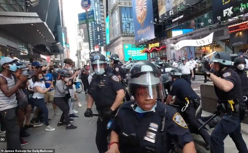 На улицах Нью-Йорка протесты вылились в ожесточенные драки с полицией