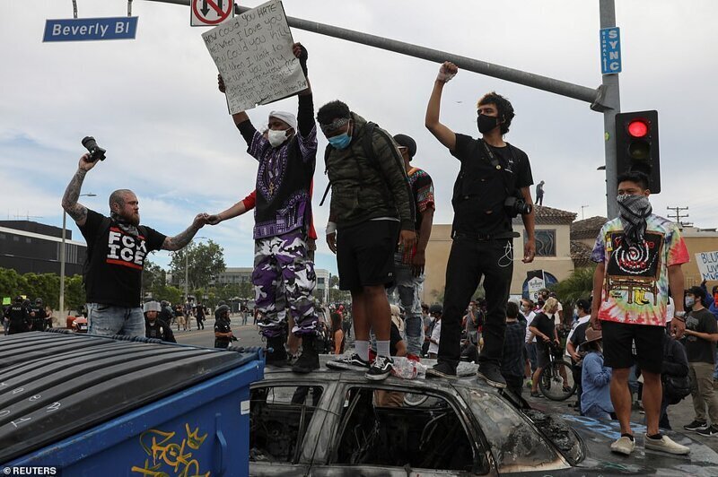 Америку сотрясают протесты: Лос-Анджелес в огне