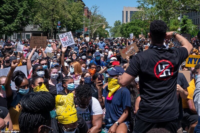 Тем временем в Гарлеме собрались огромные толпы протестантов, далеко не только чернокожих