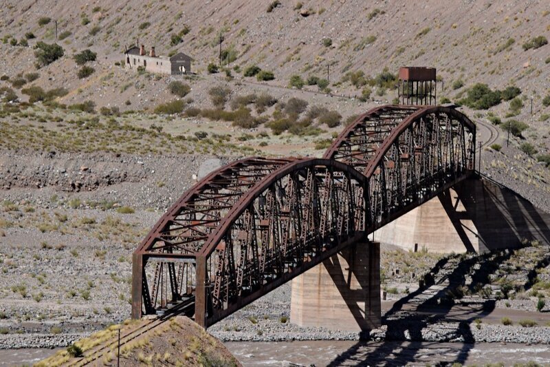 Остатки моста и хозяйственных сооружений на Трансандийской магистрали, которая с 1910 по 1984 соединяла Аргентину, Чили и Боливию