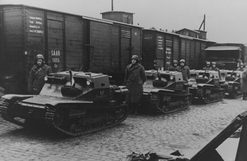 27 февраля 1935. Итальянские танкетки на железнодорожном вокзале Саарбрюккена ожидают отправки в Италию