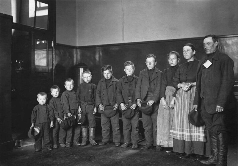 1905 год. Иммигранты из России (немецкого происхождения) Якоб Митхельштадт с семьей: семью сыновьями и одной дочерью.