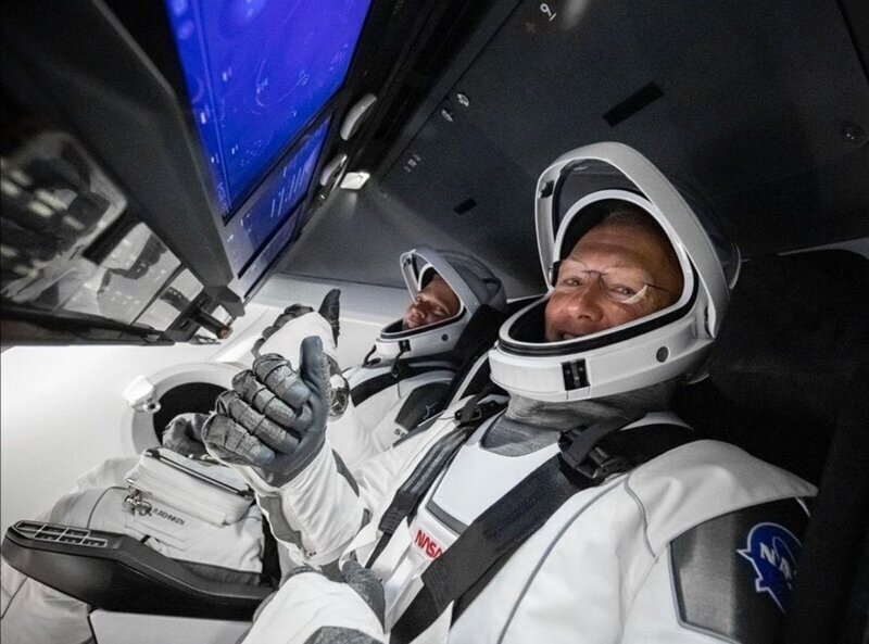 Стыковка Crew Dragon с МКС, удар головой и реакция соцсетей на приключения американцев в космосе