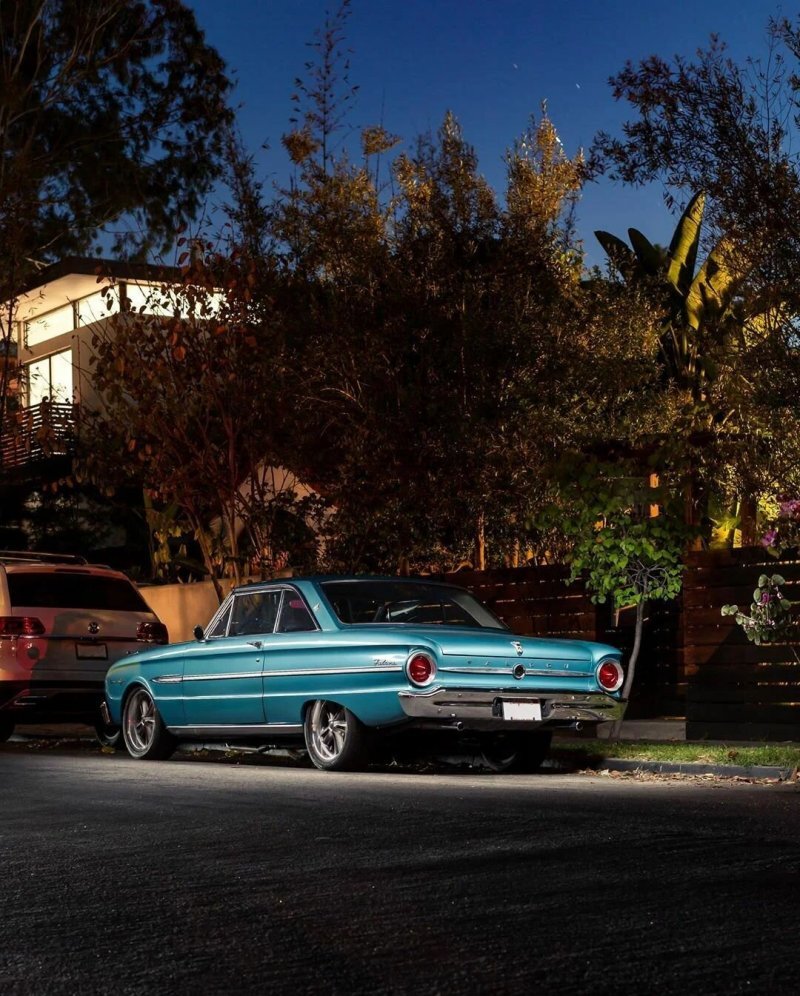 Фотограф из Лос-Анджелеса коротает время самоизоляции ночной охотой на винтажные автомобили
