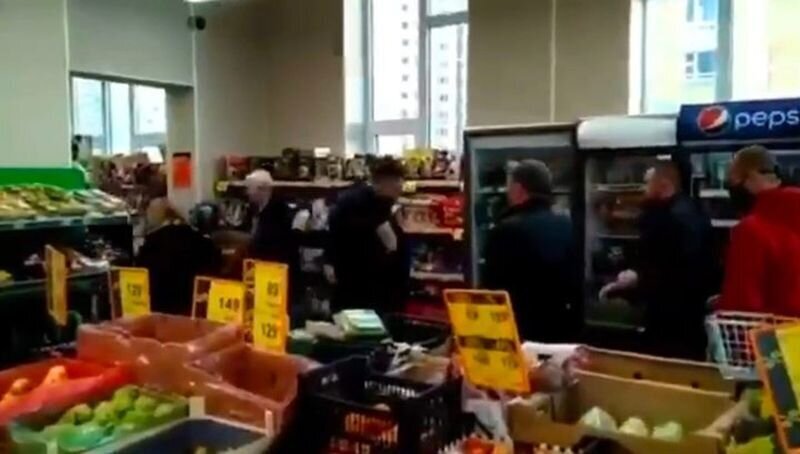 Охранник московского магазина устроил драку с посетителями
