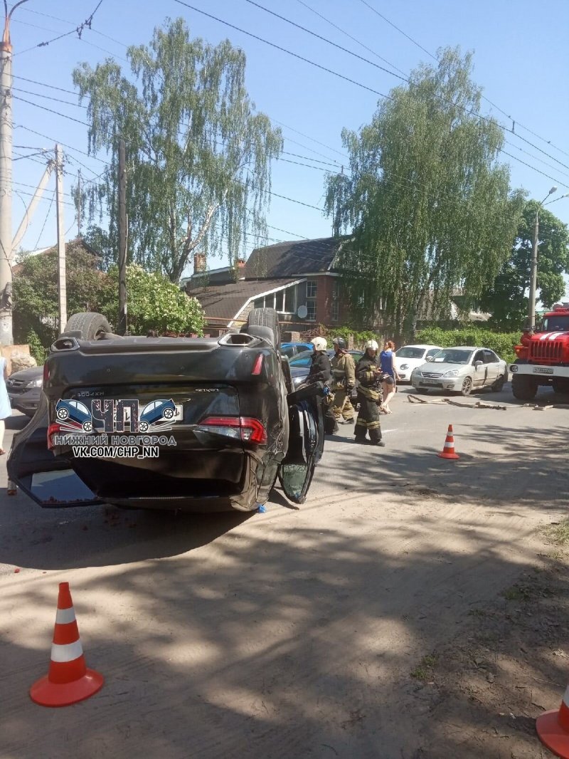 "Лексус" перевернулся на улице Землячки в Нижнем Новгороде