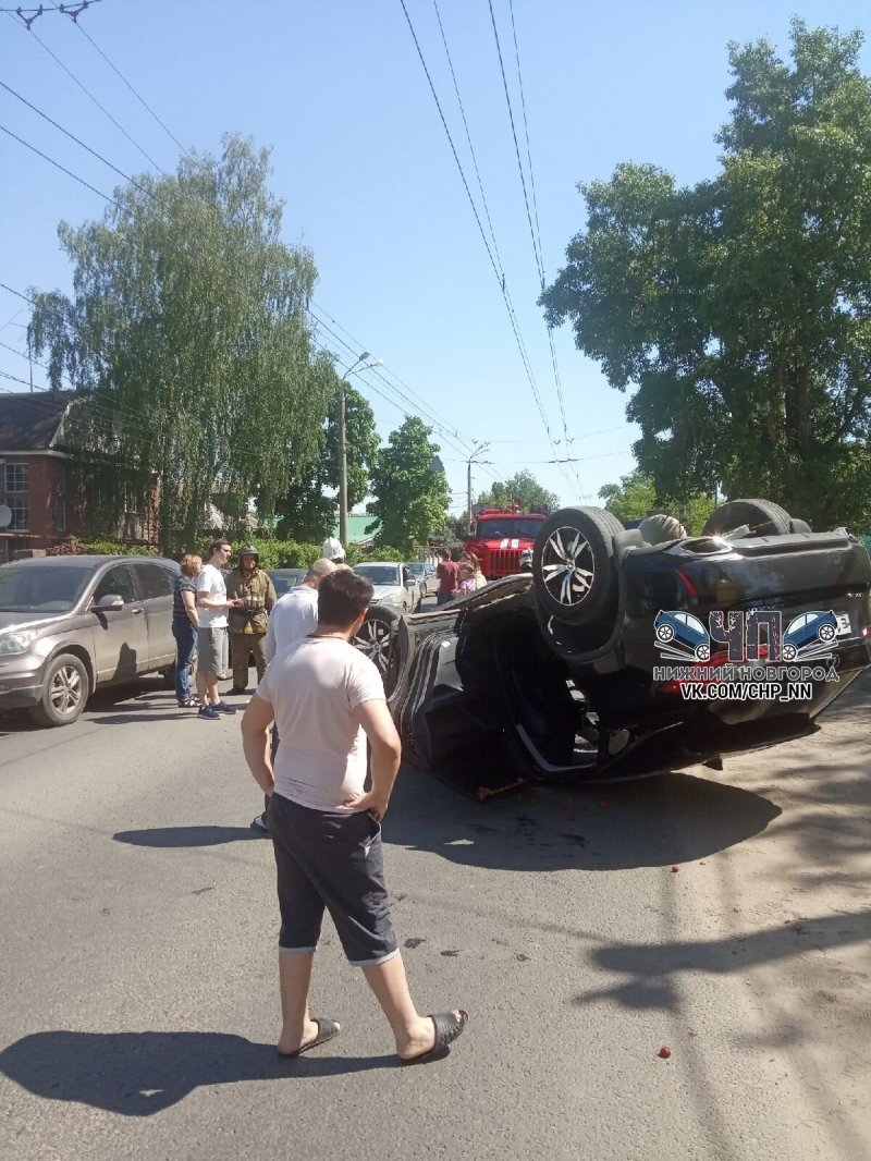 "Лексус" перевернулся на улице Землячки в Нижнем Новгороде