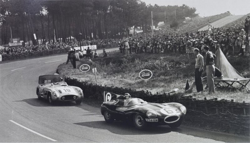 Отчаянная борьба заводских пилотов Jaguar (#6 Хоторн) и Mercedes-Benz (#19 Фанхио) до поры была украшением гонки